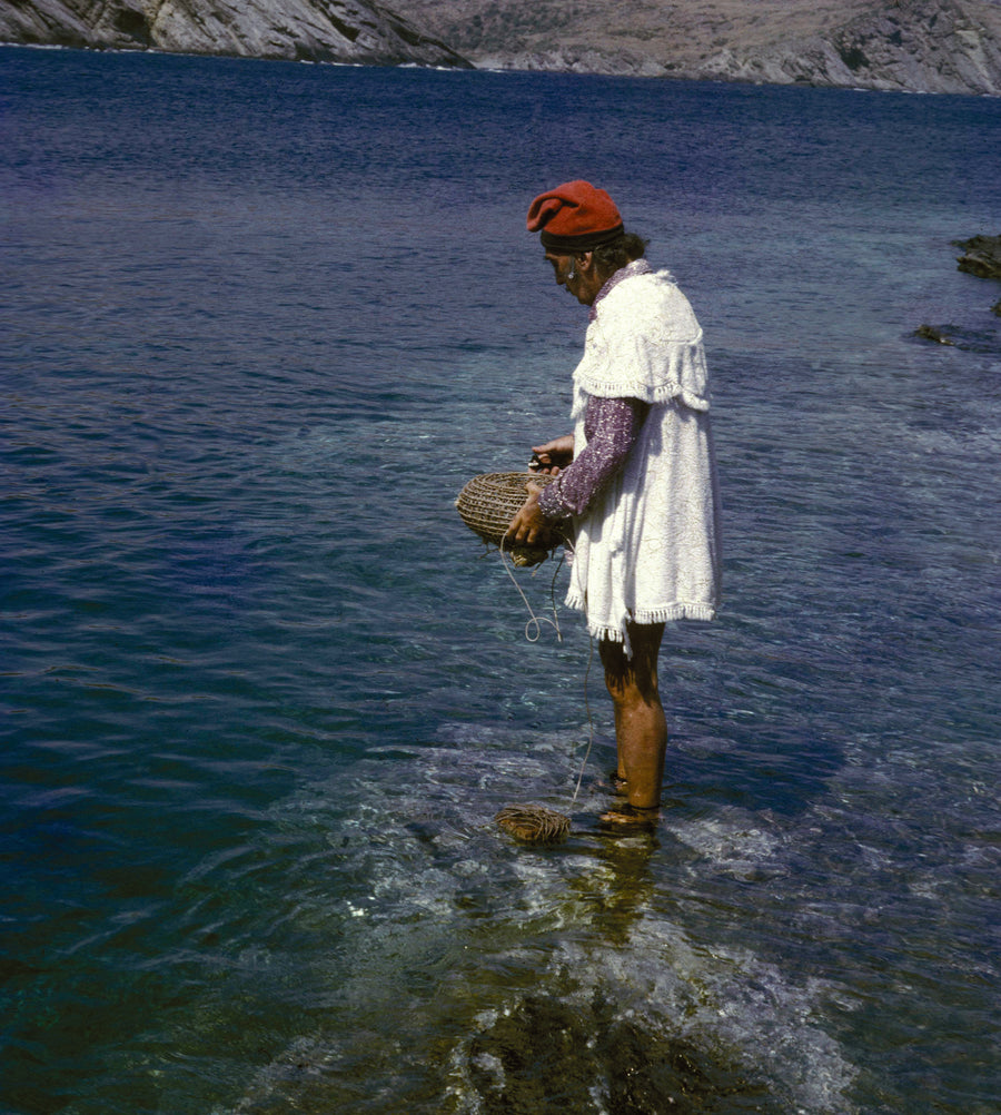 Salvador Dalí pescando con gambina en Port Lligat